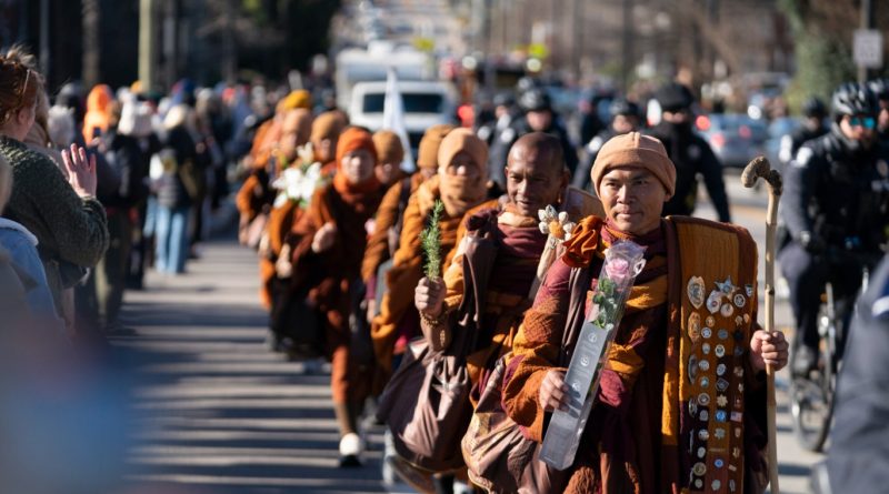 (Tiếng Việt) Đoàn hành giả Phật Giáo đi bộ xuyên nước Mỹ đã vượt được nửa chặng đường