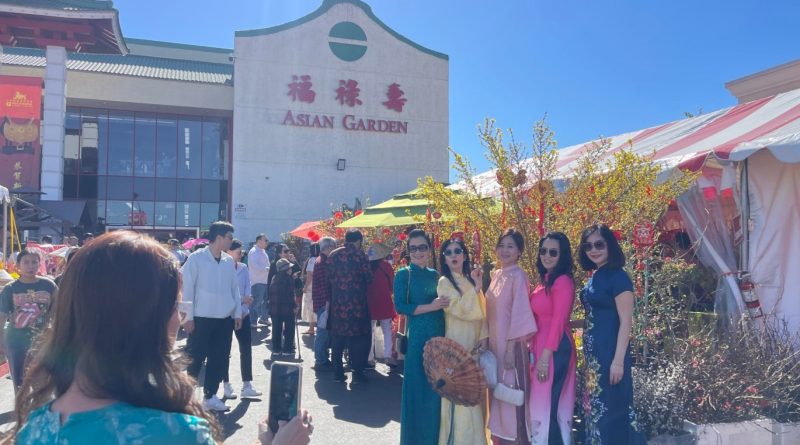 (Tiếng Việt) Cận Tết, người Việt khắp nơi đổ về chợ hoa Phước Lộc Thọ như trẩy hội