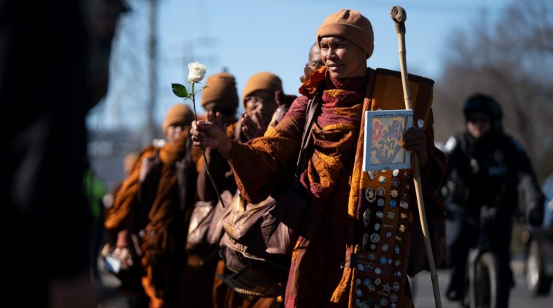 (Tiếng Việt) Bước chân ngàn dặm ‘Walk for Peace’: Sự tĩnh lặng lay động nước Mỹ